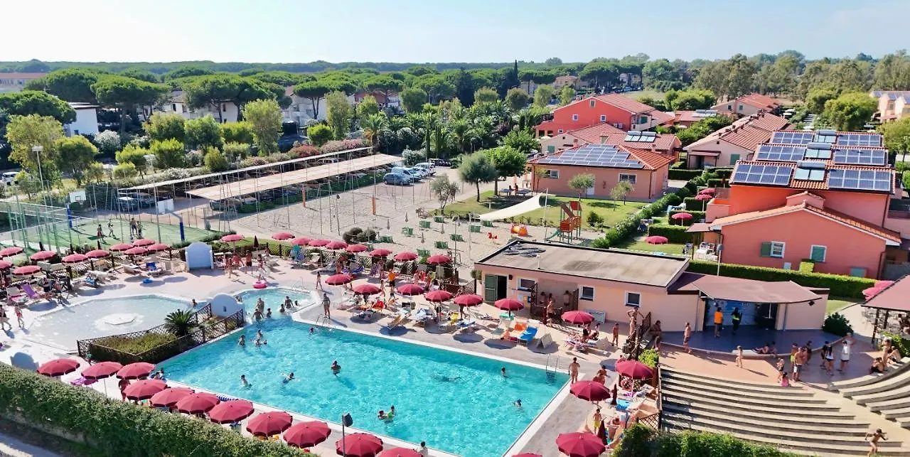 Isa-Residence With Swimming Pool In Mazzanta At Only 600 Meters From The Beach, Apartments With Air Conditioning And Private Outdoor Area 0*,  イタリア