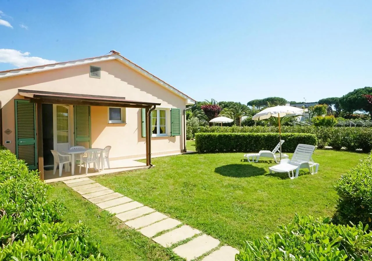 Isa-Residence With Swimming Pool In Mazzanta At Only 600 Meters From The Beach, Apartments With Air Conditioning And Private Outdoor Area アパートホテル