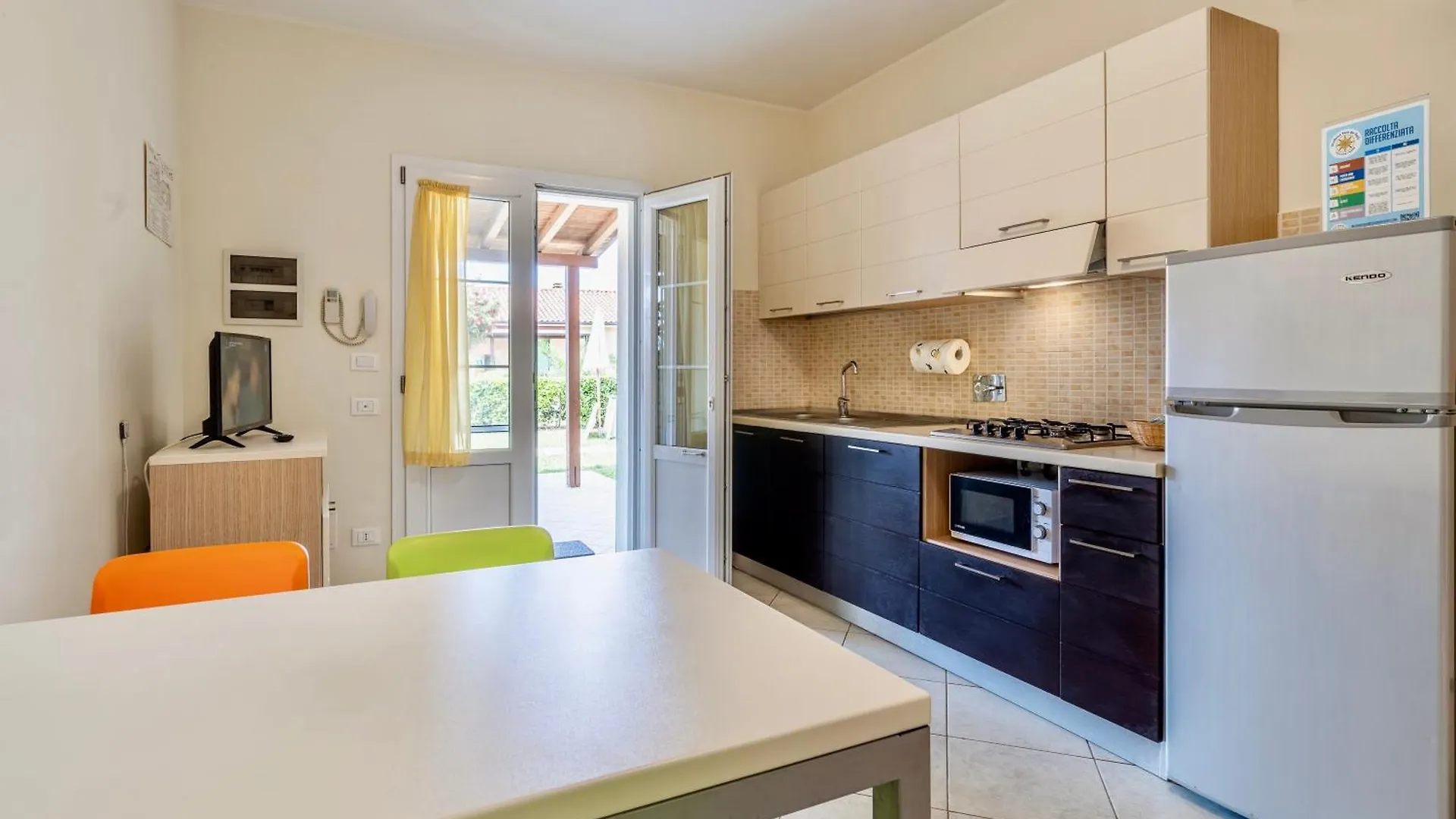Isa-Residence With Swimming Pool In Mazzanta At Only 600 Meters From The Beach, Apartments With Air Conditioning And Private Outdoor Area イタリア