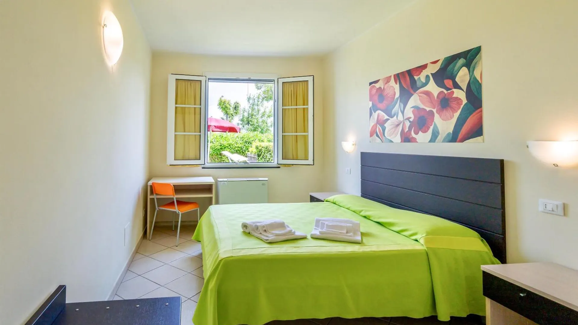 Isa-Residence With Swimming Pool In Mazzanta At Only 600 Meters From The Beach, Apartments With Air Conditioning And Private Outdoor Area
