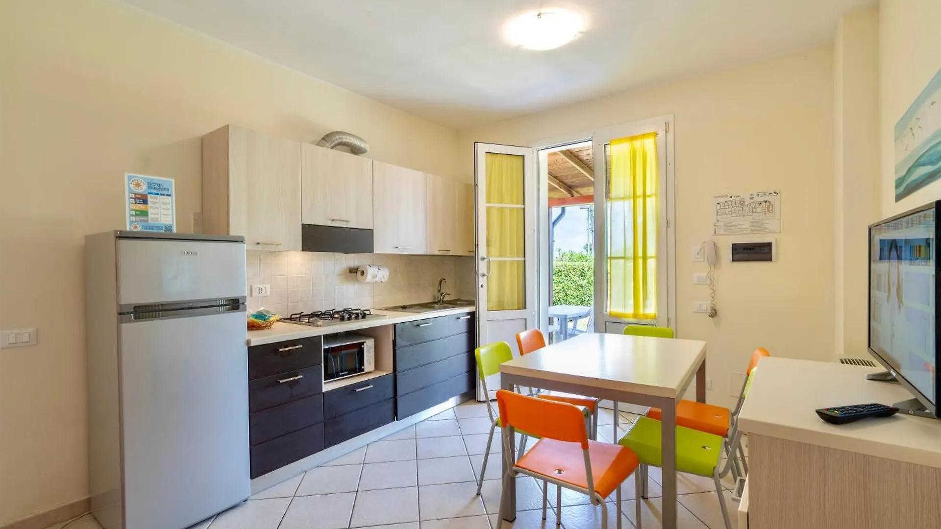 Isa-Residence With Swimming Pool In Mazzanta At Only 600 Meters From The Beach, Apartments With Air Conditioning And Private Outdoor Area