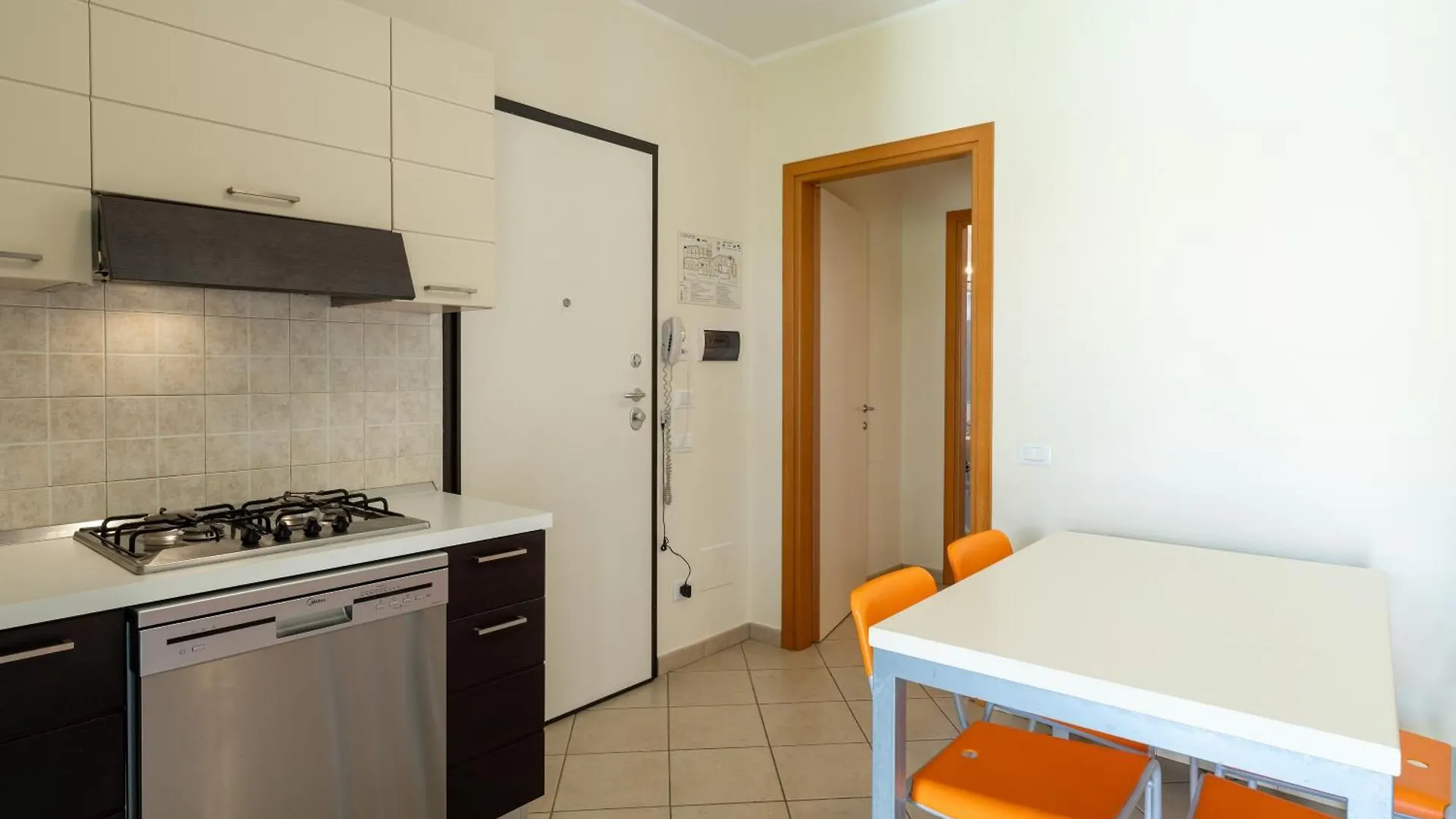 アパートホテル Isa-Residence With Swimming Pool In Mazzanta At Only 600 Meters From The Beach, Apartments With Air Conditioning And Private Outdoor Area イタリア