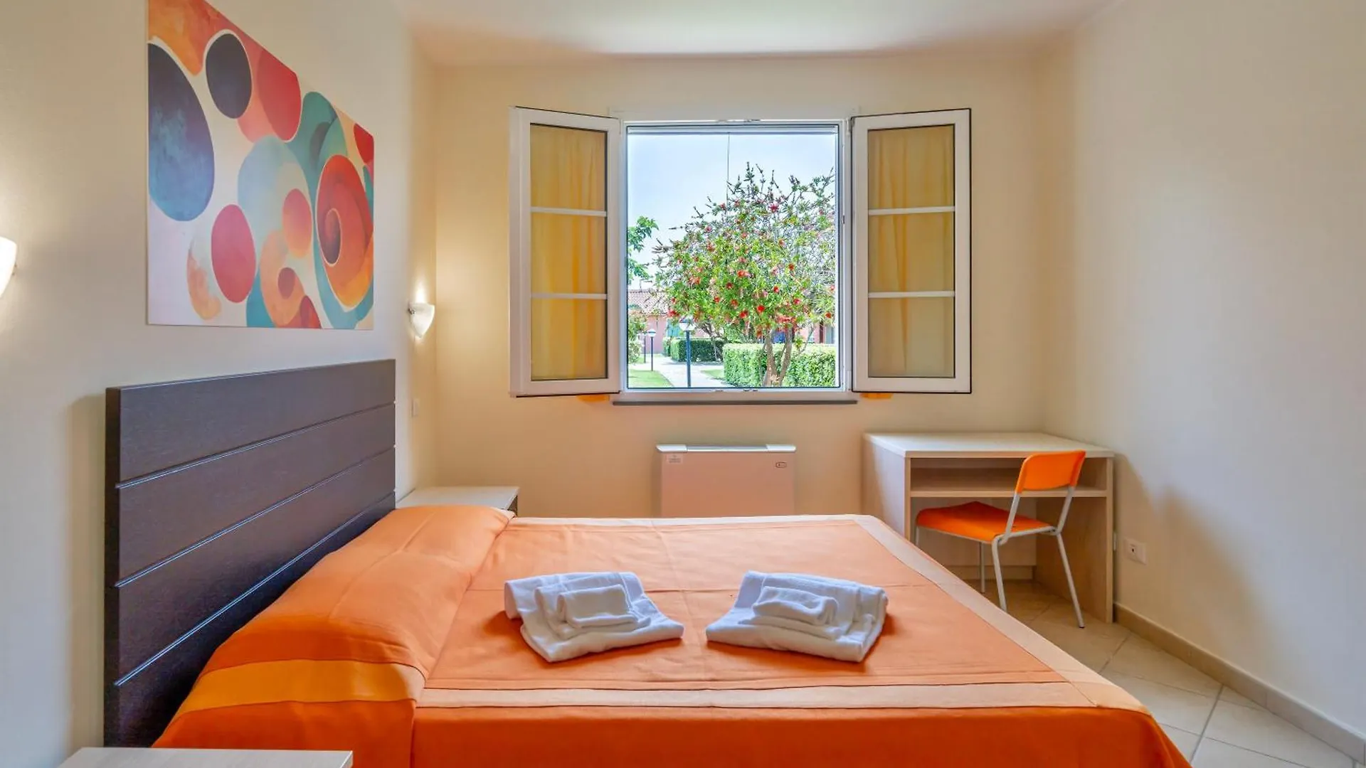 Isa-Residence With Swimming Pool In Mazzanta At Only 600 Meters From The Beach, Apartments With Air Conditioning And Private Outdoor Area