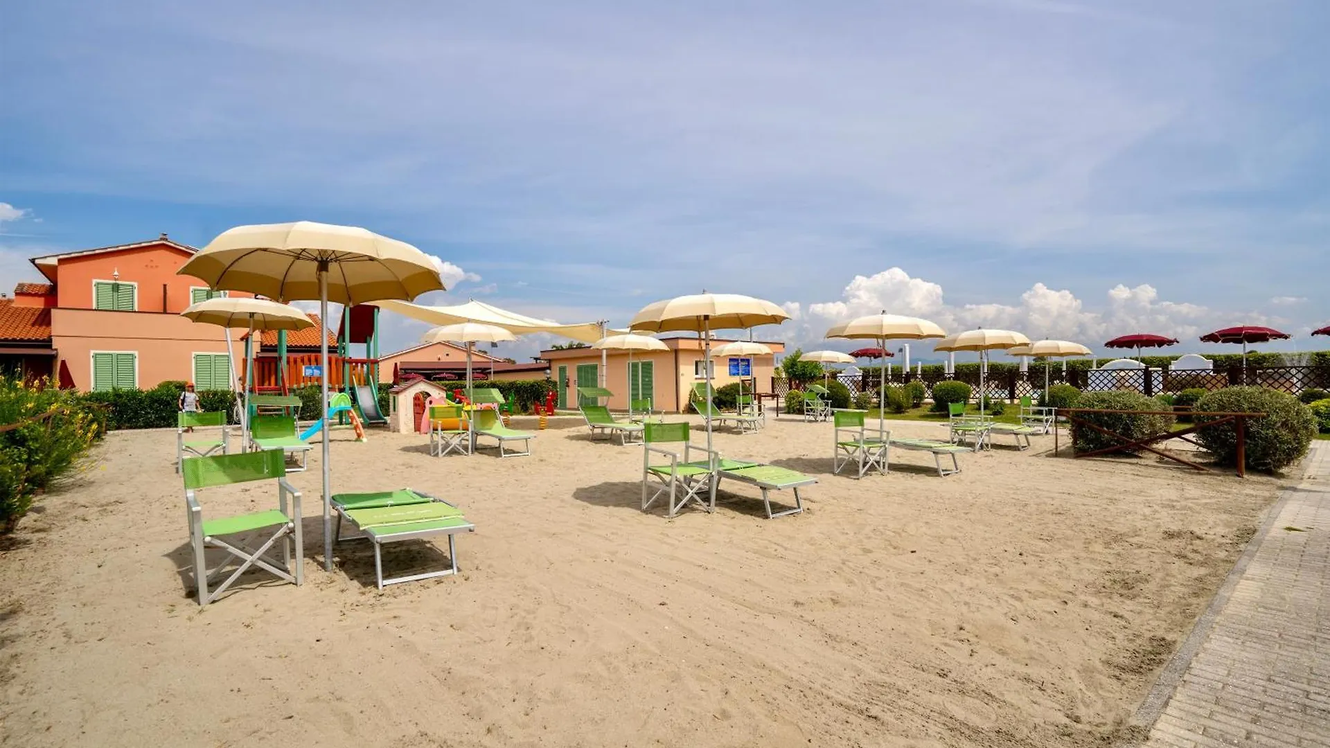 Isa-Residence With Swimming Pool In Mazzanta At Only 600 Meters From The Beach, Apartments With Air Conditioning And Private Outdoor Area アパートホテル