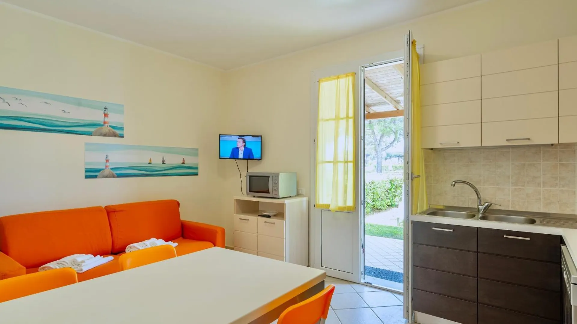 Isa-Residence With Swimming Pool In Mazzanta At Only 600 Meters From The Beach, Apartments With Air Conditioning And Private Outdoor Area